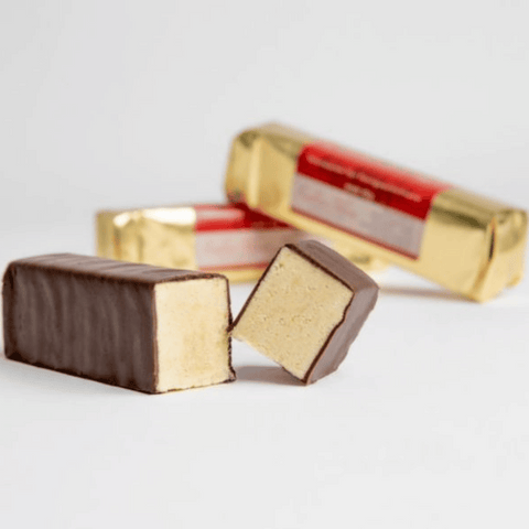Nährstange, Einzelriegel mit lockerer Füllung, überzogen mit kakaohaltiger Fettglasur ostdeutscher Schokoladen Klassiker aufgeschnittener Riegel im Vordergrund