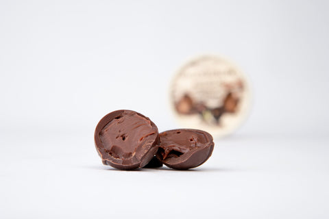 Original Magdeburger Kugel - aufgeschnittene Praline im Vordergrund