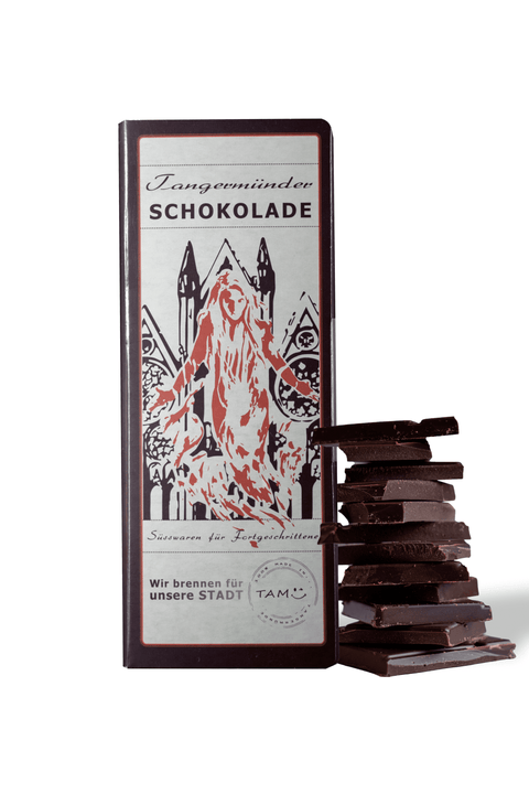 Tangermünder Schokolade - Bio vegane Schokolade mit 50% Kakaoanteil mit Schokoladenstapel daneben
